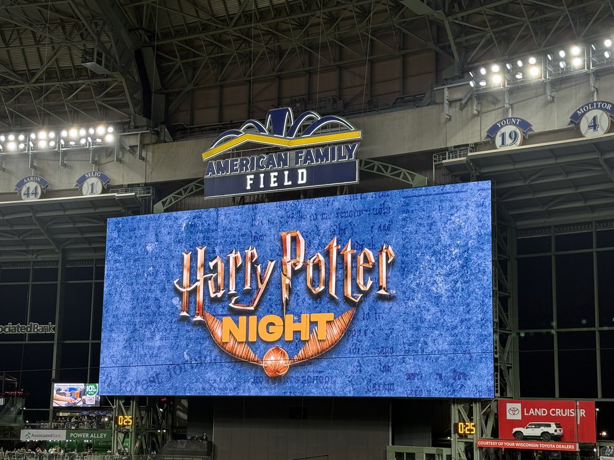 Xriptian's tweet image. Game #144
September 26: Cincinnati Reds vs Milwaukee Brewers at American Family Field

This was the second game of my doubleheader day after spending the afternoon at Wrigley with the Cubs. The atmosphere in Milwaukee was buzzing with Brewers fans loud and proud, ready to cheer…