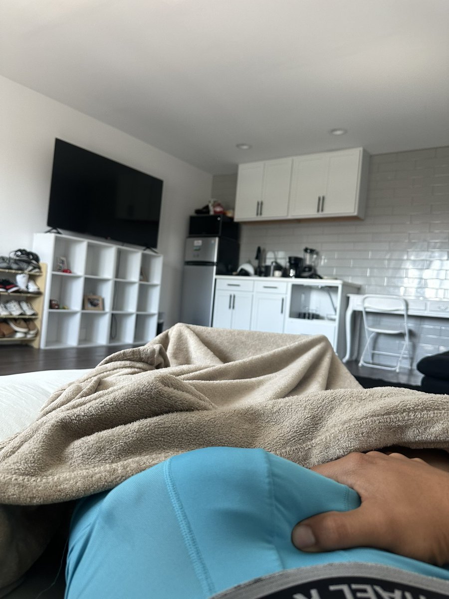 gianfiquera2023's tweet photo. Con los buenos días gente #men #boy #menbi https://t.co/1zLul7bkFG