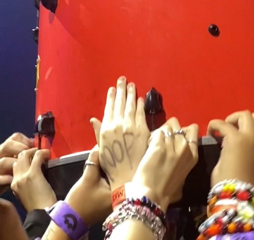 xN0CHANCES's tweet image. looking back at my trees video. who had poop written on their hand