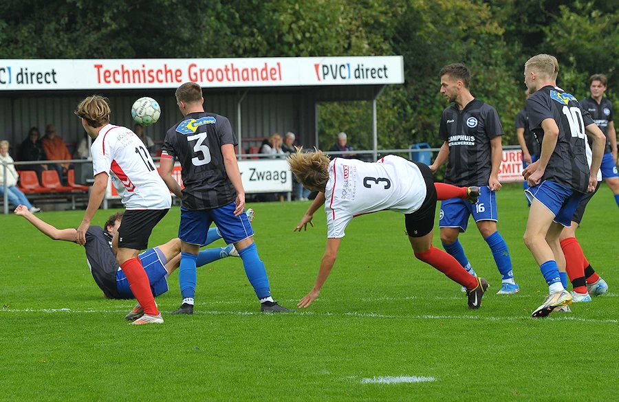 Vier strafschoppen, zeven keer geel, drie keer rood en zes doelpunten. Het verhaal van een bijzonder middagje voetbal in Holwierde.... Zie eemsmondsport.nl/sios-wint-chao… (foto: ©EemsmondSport).