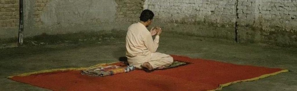 فابسط لهُ الكفَّ لن تأتيكَ فارغةً
فقد سألتَ الذي سوّاكَ مِن عدمِ