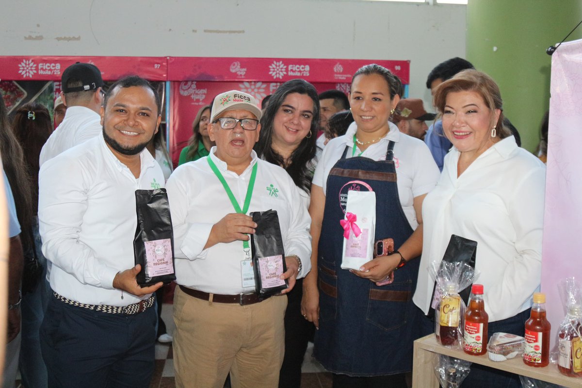 Tuve la oportunidad de visitar los emprendimientos apoyados por el #SENA que participan en la Feria Internacional de Café, Cacao y Agroturismo – FICCA 2025. 🌱☕🍫 Un espacio donde el talento huilense brilla con innovación y calidad. Ellos son #OrgulloSENA 💚👏