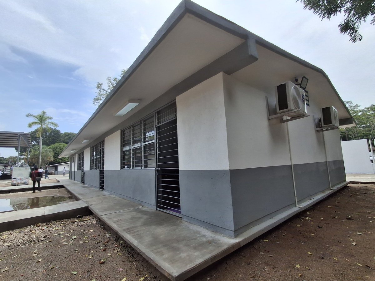 Acompañados del Secretario de Educación del Gobierno Federal, <a href="/mario_delgado/">Mario Delgado</a>, inauguramos la construcción de 10 aulas en el Plantel 3, del Colegio de Bachilleres de Tabasco, en #Comalcalco. Cuenta con baños nuevos, subestación eléctrica, y dimos mantenimiento a más de 18 aulas.