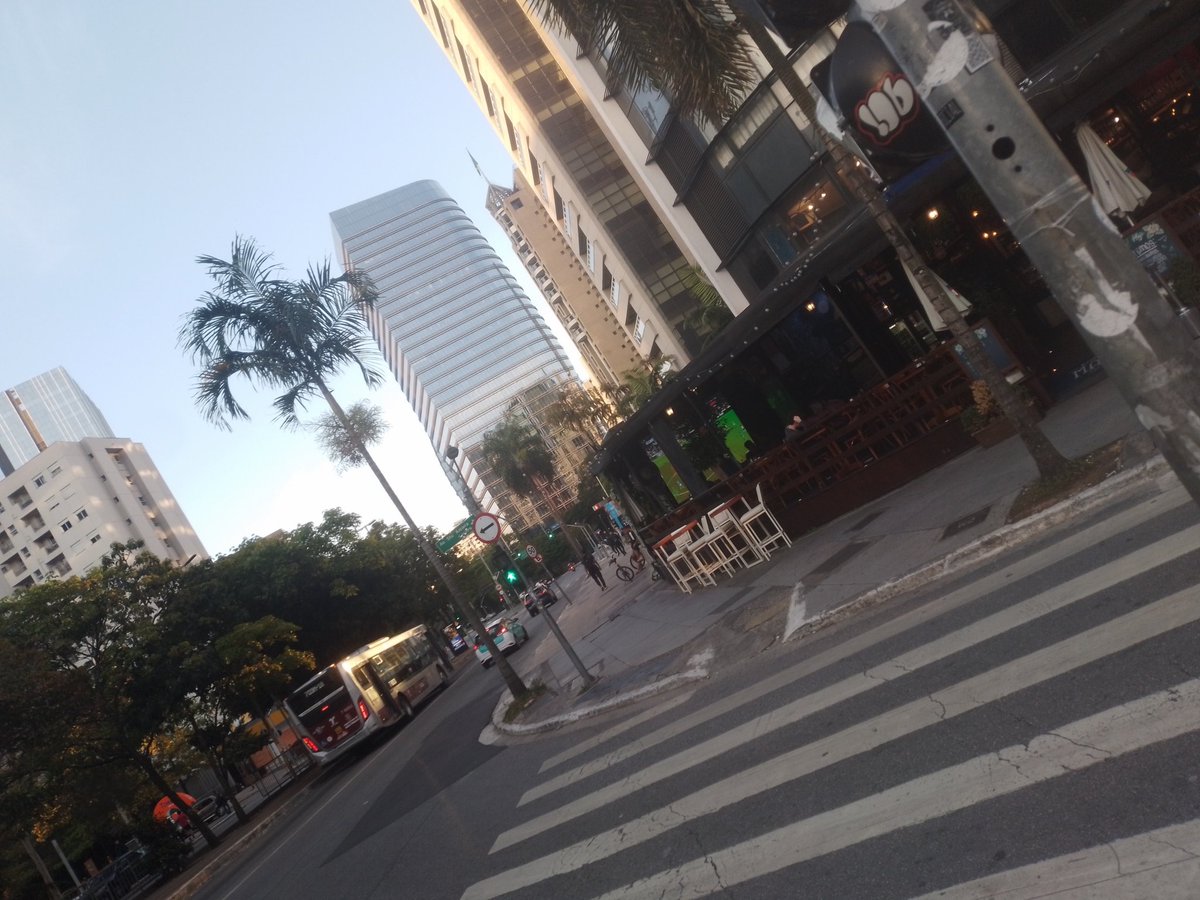 e assim
sampa
se
faz...