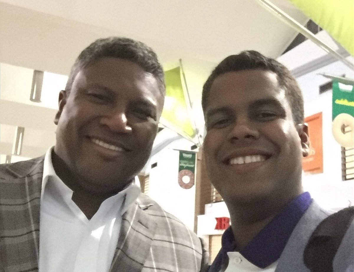 ¡Hoy cumplirías 61 años papá!

Y te recuerdo con amor, alegría y tristeza, sí, la tristeza de no tenerte a mi lado, de no poder abrazarte ni escucharte preguntarme: “¿Cómo estás mi hijito?”. 

Pero mi fe y tu ejemplo me cubren de esperanza y amor.

¡Nos vemos pronto papá! Te amo.