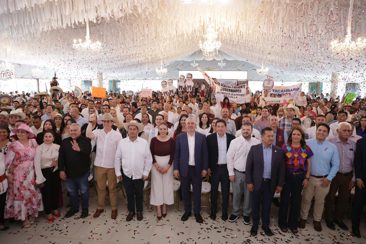 El gobernador <a href="/ARBedolla/">Alfredo Ramírez Bedolla</a> rindió su informe regional en Uruapan, en donde destacó una inversión 6 mil mdp que se han ejecutado en obras como el teleférico, el paso superior vehicular de La Hielera, intervención de carreteras e infraestructura en materia de salud. #4TInformeBedolla