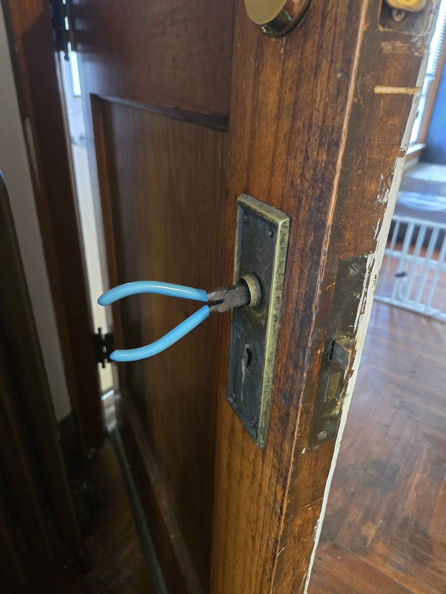 mlbnet_ooc's tweet photo. doorknob update: its pliers now https://t.co/X28vRPghgF