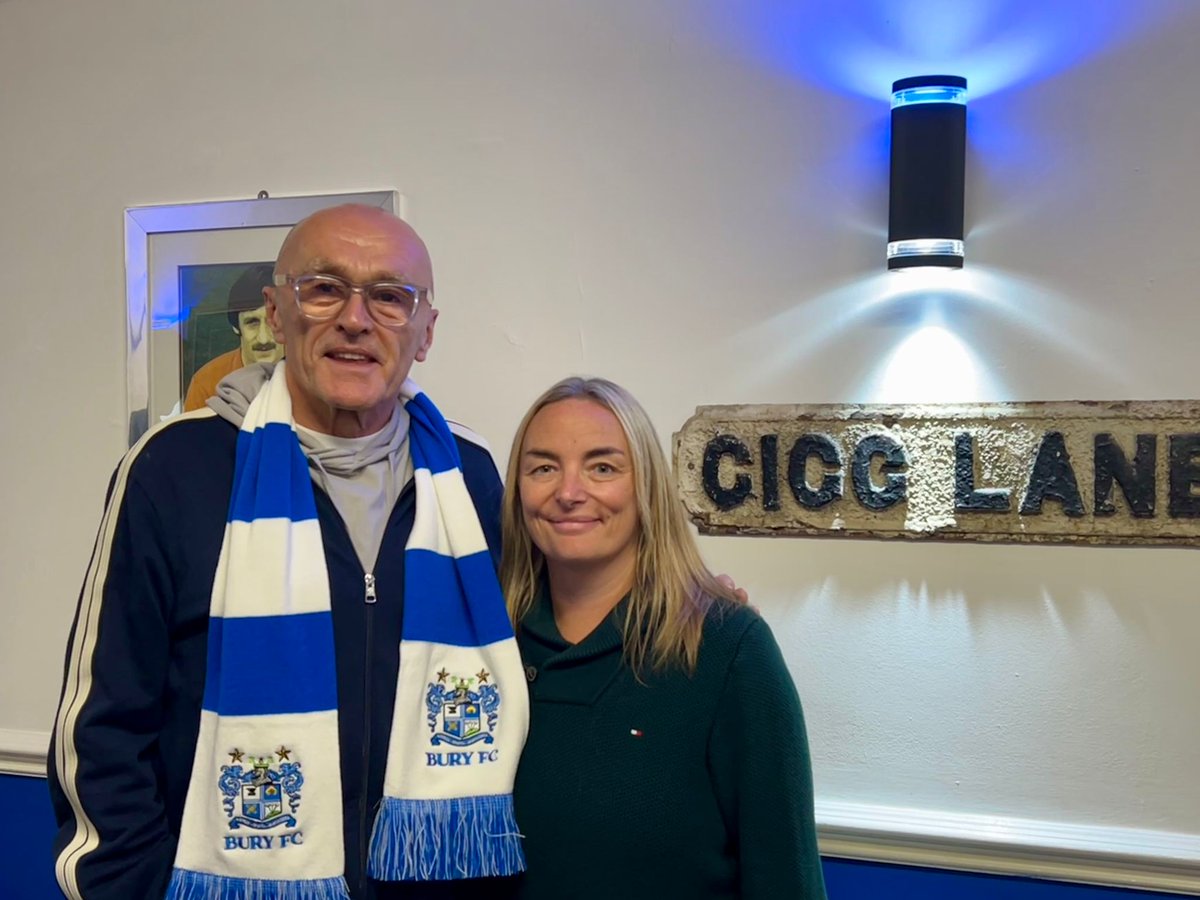 buryfcofficial's tweet image. ⚪🔵 It was amazing to welcome Shakers legend Andy Woodward &amp;amp; film director and producer Danny Boyle to Gigg Lane this afternoon. 

We hope you both enjoyed your afternoon! 

#BuryFC | #bfc140