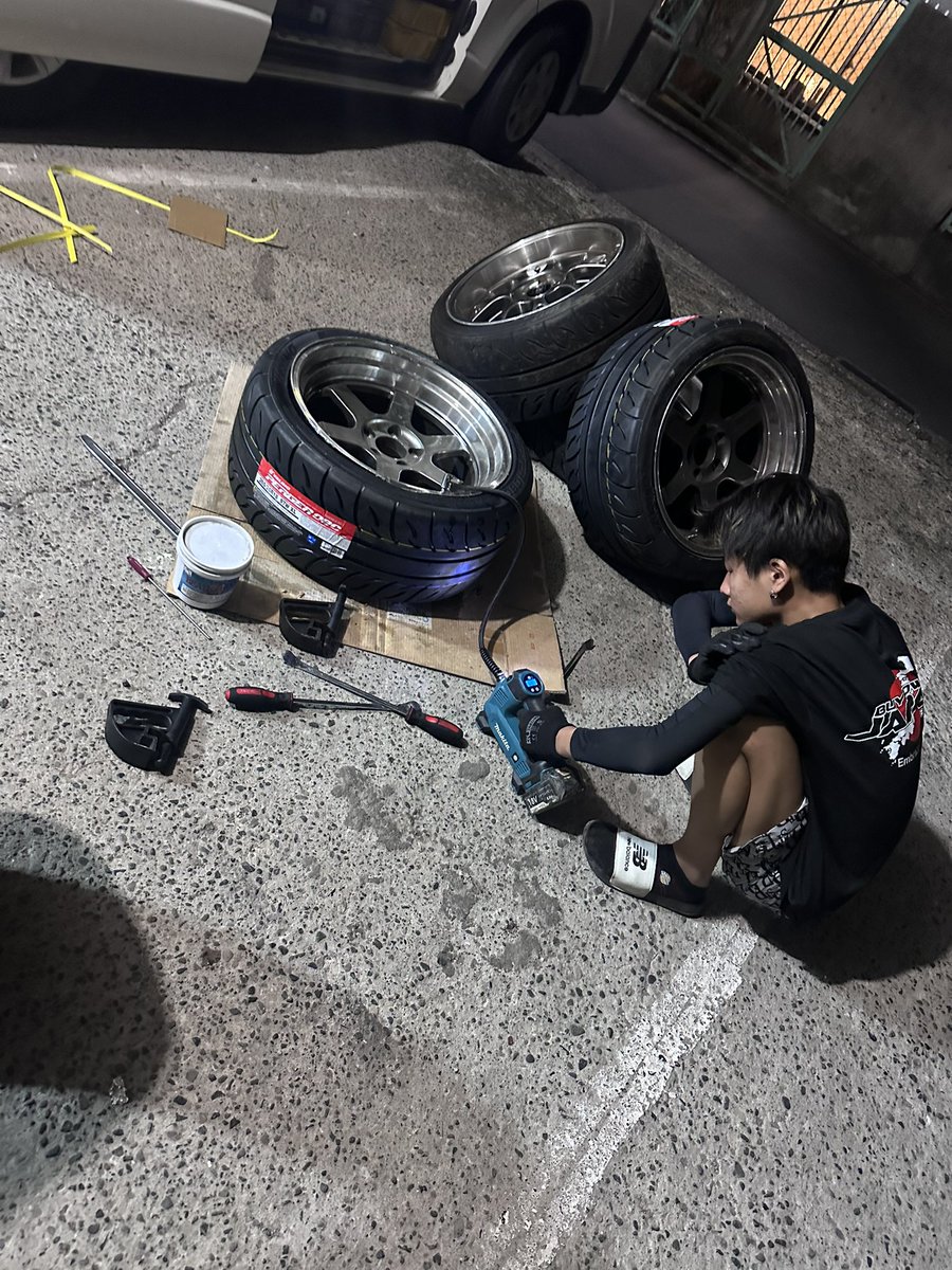 nismo_remember's tweet photo. だるー
37vのコピーに新品の08C付いてるやつ盗まれたー
27日の22時から、
28日の朝5時の間！
見つからないと思うけど、
何か情報あれば！ https://t.co/eua5GQ3v9f