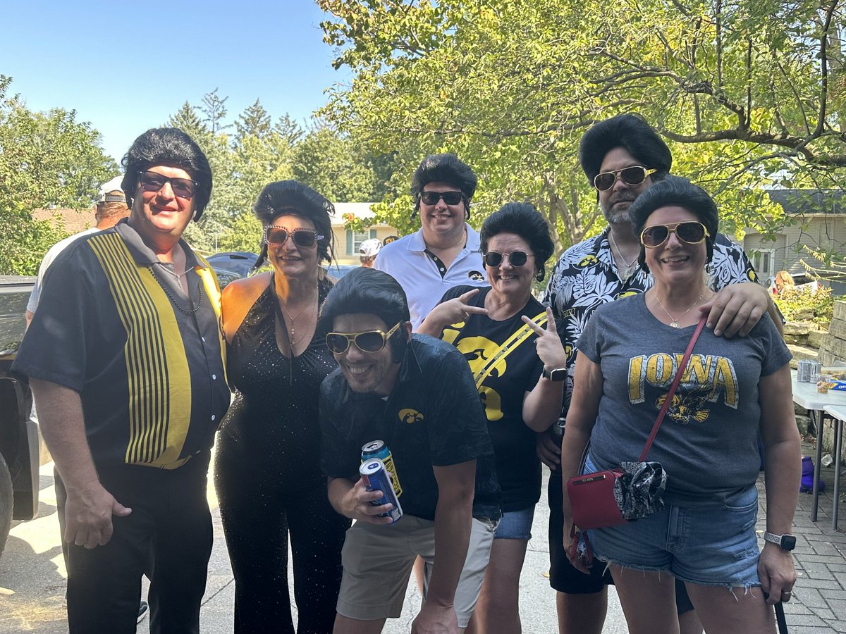 brian_mensen's tweet photo. Honoring Hawkeye Elvis in Homecoming! https://t.co/TVAMrROJ6y