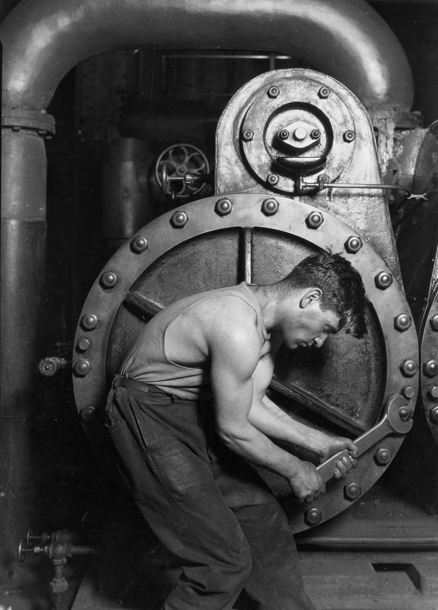 RightSay58852's tweet photo. 🎨 L’art du monde anglophone

Photo « Power house mechanic working on steam pump » (1920) de Lewis W. Hine 

#art #anglais #cours #culture 1/3 https://t.co/0VsS0Ttjhf