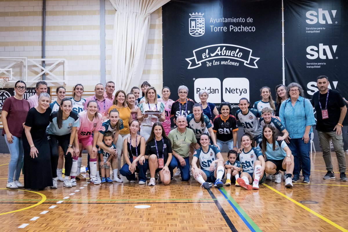 Tras el partido de hoy, hemos celebrado en equipo el cumpleaños de nuestra Vicepresidenta Carmen Molina.

¡Muchas felicidades!🥳🎂

#STVRoldan