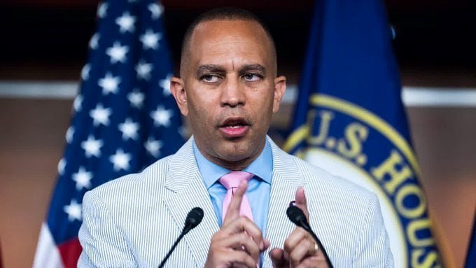 SaveAmericaNew's tweet photo. 🚨BREAKING: Democrat Congressman Hakeem Jeffries says that:

 “Every human being has the legal right to come to the United States and seek asylum or shelter."  

What are your Thoughts? https://t.co/Vd0syUTs74