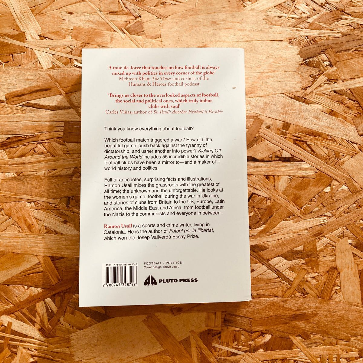 𝐑𝐄𝐒𝐓𝐎𝐂𝐊 | KICKING OFF AROUND THE WORLD by <a href="/futbolitica_cat/">Futbolítica</a>

A beautiful tour-de-force that touches on how football is always mixed up with politics in every corner of the globe.

<a href="/PlutoPress/">Pluto Press</a>

🛒 stanchionbooks.com/products/kicki…