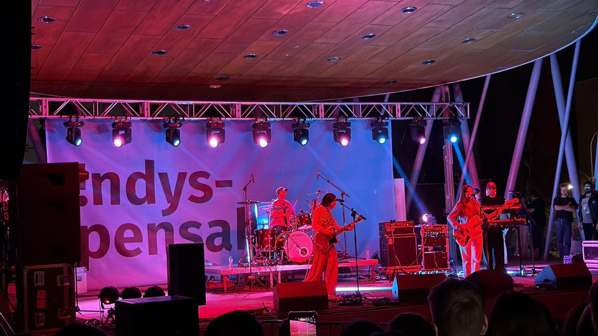 davidbravo_97's tweet photo. 🎸20 años de indie en #Villaverde, celebramos una nueva edición del festival #Indyspensable en el auditorio de El Espinillo: una cita imprescindible del último finde de septiembre, escaparate para nuevos grupos y otra oportunidad más para disfrutar de la música de forma gratuita. https://t.co/AUBwtbehfU