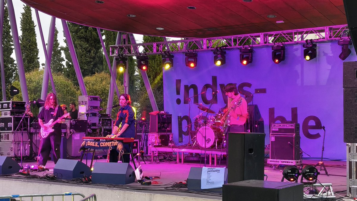 davidbravo_97's tweet photo. 🎸20 años de indie en #Villaverde, celebramos una nueva edición del festival #Indyspensable en el auditorio de El Espinillo: una cita imprescindible del último finde de septiembre, escaparate para nuevos grupos y otra oportunidad más para disfrutar de la música de forma gratuita. https://t.co/AUBwtbehfU