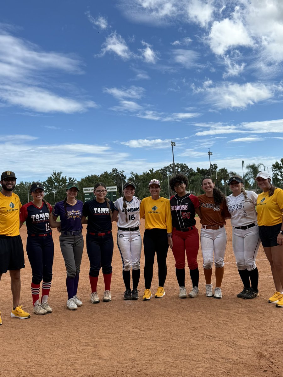 sophiagalligan3's tweet photo. NEW CUBS IN THE DEN 🦁 Finally got to see my future teammates and sisters in person...SLUSB got my heart ❤️ See you in January 🥹🫶 @SaintLeoSB https://t.co/7lZP4qk6vz