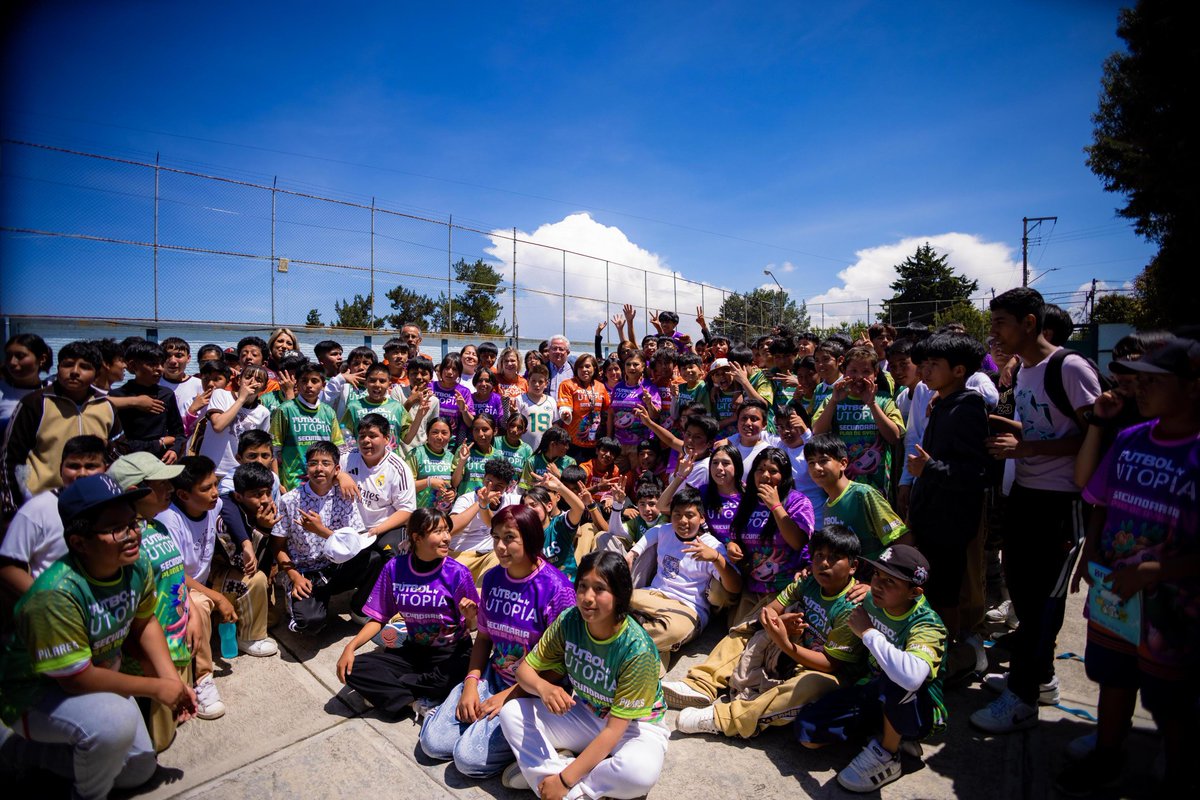 ClaraBrugadaM's tweet photo. Dimos un paso histórico con el arranque del programa #EducaciónUtopía en la Secundaria Técnica No.18 de San Pablo Oztotepec, @GobMilpaAlta.

Con este proyecto, las escuelas se abren a la comunidad y se convierten en espacios de aprendizaje integral con ciencia, arte, deporte, cultura y convivencia para niñas, niños, jóvenes y sus familias. 

Me acompañaron a este arranque:
@rivero_octavio, alcalde de @GobMilpaAlta;  @ConcheirLuciano de @AEFCM_SEP; las y los secretarios @PabloYanesRizo de @SECTEI_CDMX; @nadgasman de @SSaludCdMx;  @NJuarez_SEPI de @SEPICDMX; @Ines_GONI de @TrabajoCDMX; @EreCruzvillegas de @CDMXConsejeria; Javier Peralta Pérez de @DeporteCDMX; @Javier_Hidalgo, Coordinador general de @CdmxPilares; Mallely Martínez, directora de la Secundaria Técnica No. 18 "Plan de Ayala"; Cuauhtémoc Arturo López Casillas, director general de participación comunitaria y acceso a la educación; Marco Polo Benavides Chávez, responsable del área 4 Sur, y Arturo Valencia Texocotitla, Supervisor de la @AEF_CM.