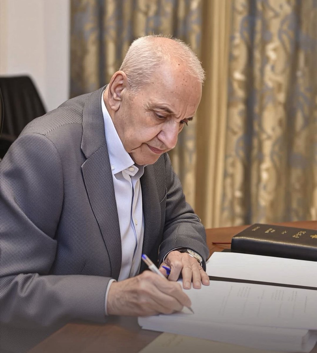 fouadkhreiss's tweet image. &quot;أكتب إليك في عليائك وتخنقني العبرة وأنا الذي مسّني الشوق لرؤيتك .. ومنعني لهيب النار من لقائك ..&quot; 

- الرئيس نبيه بري ناعياً السيد السّْهيد حسن نصر ١ٰلله - 💔