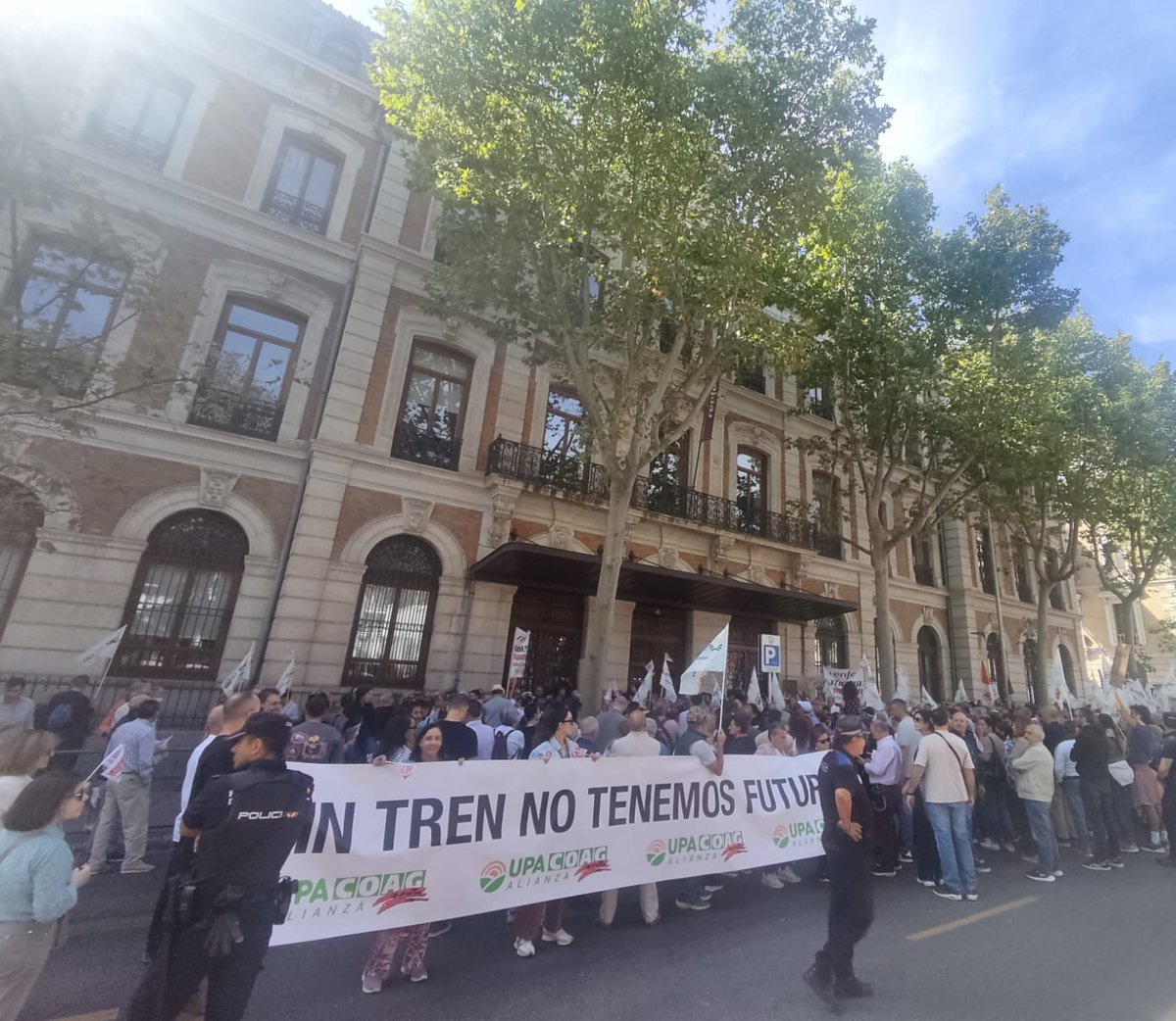 Zamora hoy hacía ruido en Madrid
💚❤️❤️

#sinoparanopasa
#zamorasedefiende
#españaVaciada