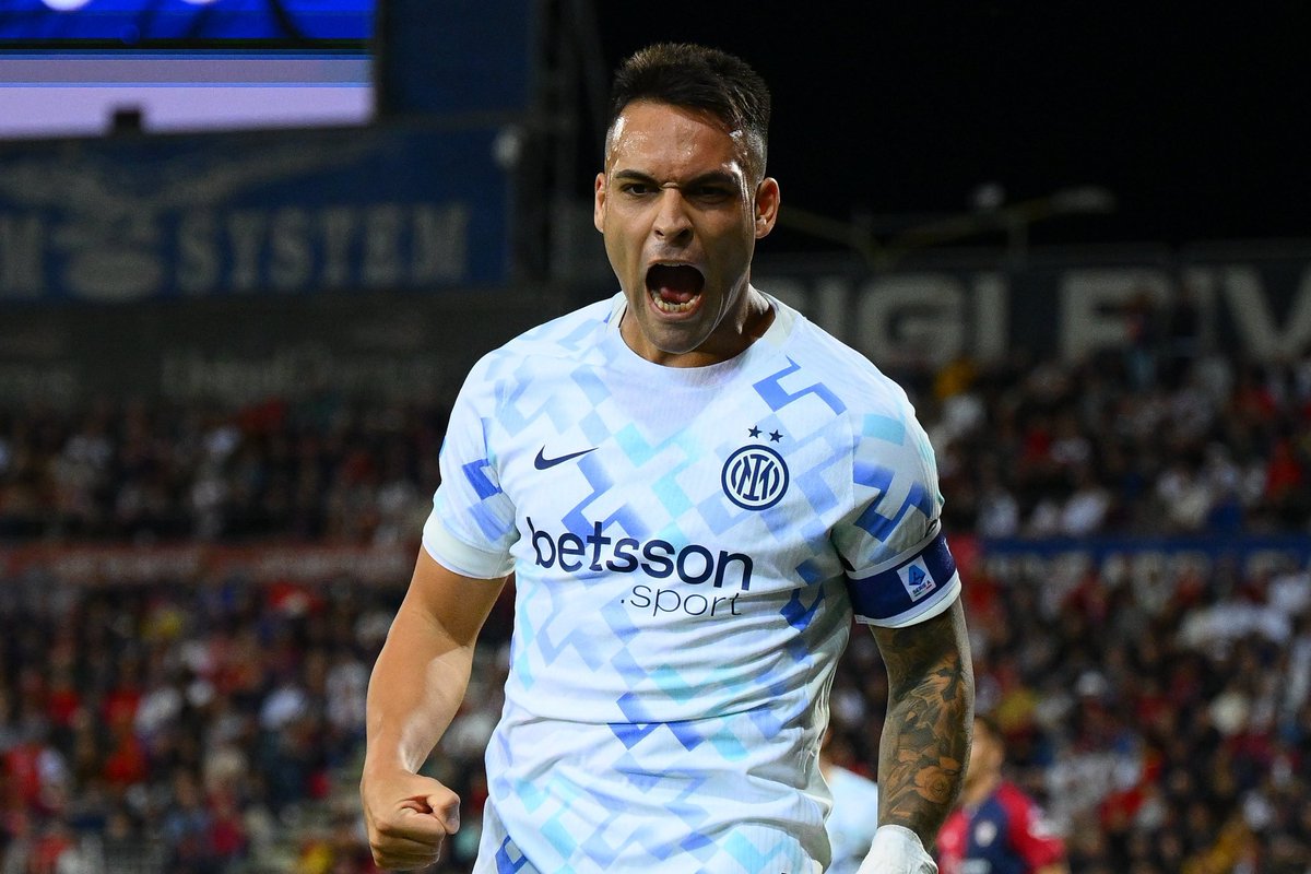 PasionDeporWeb's tweet photo. #SerieA • #Inter derrotó 2-0 a #Cagliari por la Fecha 5 como visitante.

⚽ 🇦🇷 Lautaro Martinez, y Esposito.

📊 Inter suma 9 puntos con su tercer triunfo y queda provisoriamente a tres de Napoli. https://t.co/xmPpmURlzM