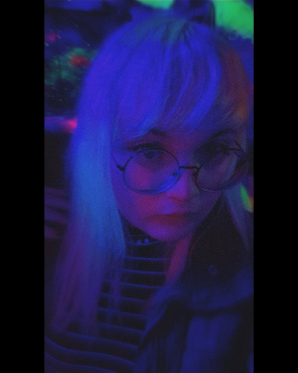 this bars blacklights made my hair glow 🤩✨