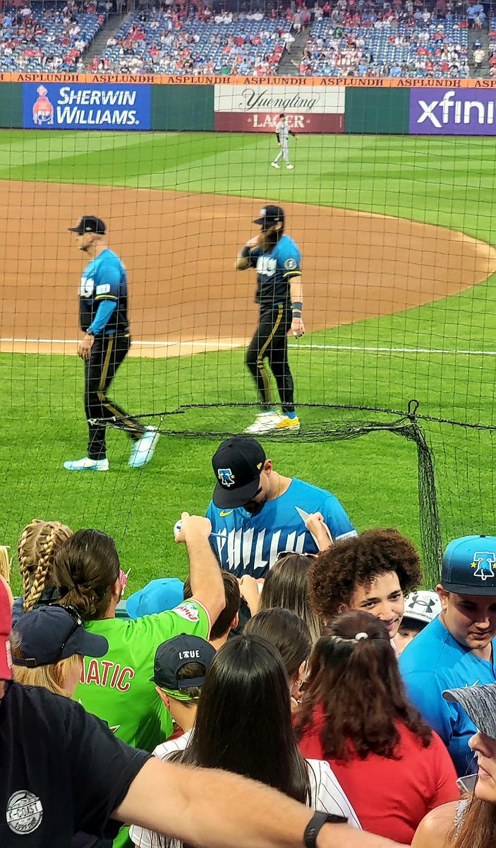 ColleenThiry's tweet image. Casty appreciation post! Last night, my kids waited 1.5 hrs to get a ball signed. When the guys came out to warm up, Nick was the only one to come straight over to the kids to sign autographs. Little things like that really mean a lot. ⚾️ ❤️ 🔔
#RingTheBell @jessgomezzz