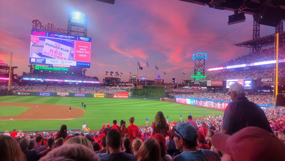 ColleenThiry's tweet image. Casty appreciation post! Last night, my kids waited 1.5 hrs to get a ball signed. When the guys came out to warm up, Nick was the only one to come straight over to the kids to sign autographs. Little things like that really mean a lot. ⚾️ ❤️ 🔔
#RingTheBell @jessgomezzz