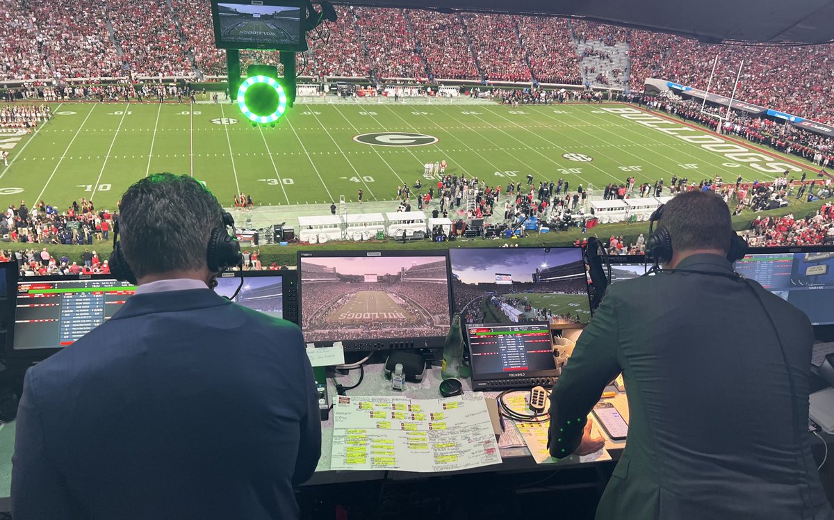 bhofheimer_espn's tweet image. Live from Athens: @cbfowler and @KirkHerbstreit are set to call one of the biggest games of the college football season and one of the sport’s great rivalries. Alabama vs Georgia now on ABC.

📸 via @blackfor3