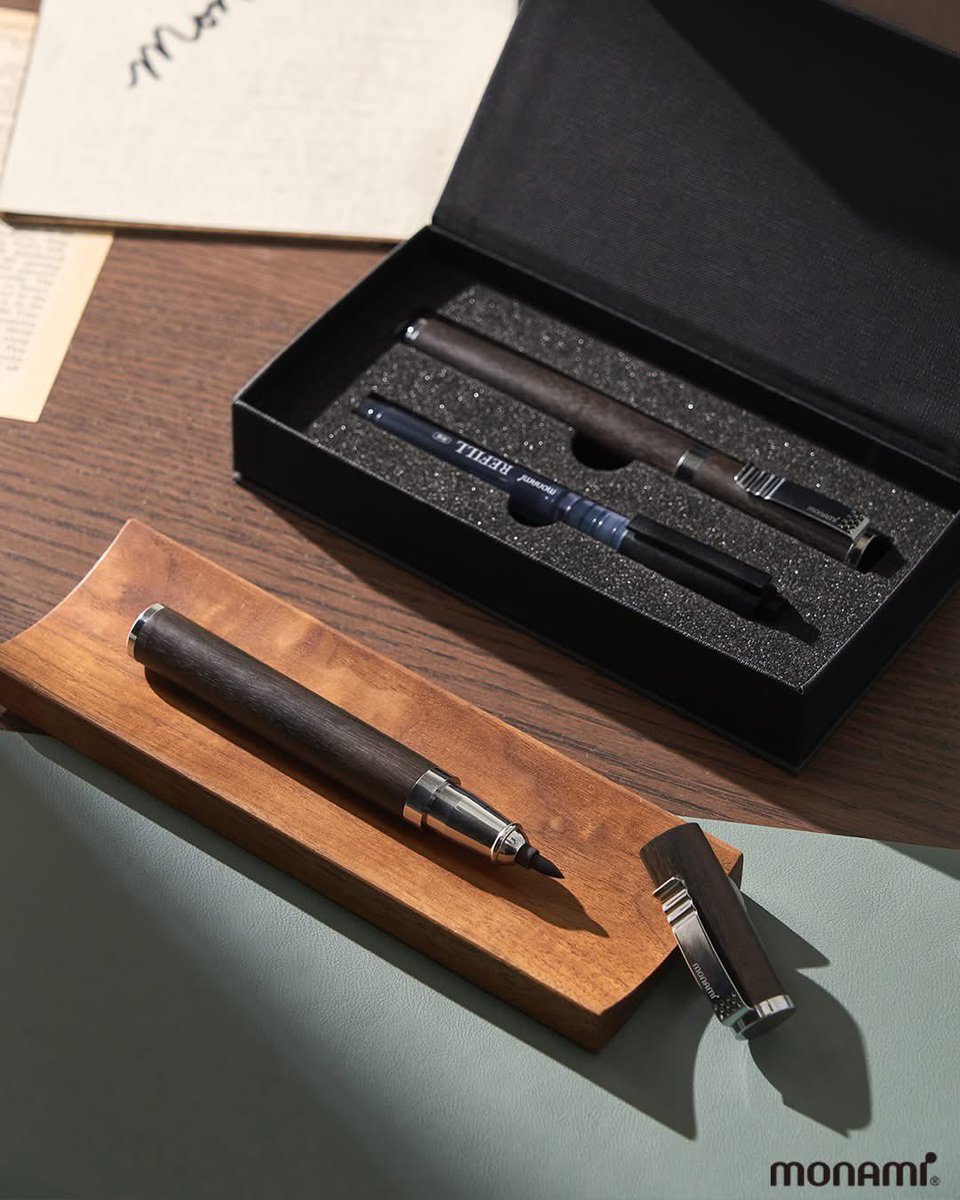 angieauras's tweet image. #모나미 #monami 😍

모나미가 들썩였던 날,
우리는 조용히 준비했습니다.
 
이 펜촉으로 사인하면
어떤 느낌일까요?
 
9월 30일,
새로운 서명용 펜이 찾아옵니다.
기대해 주세요.