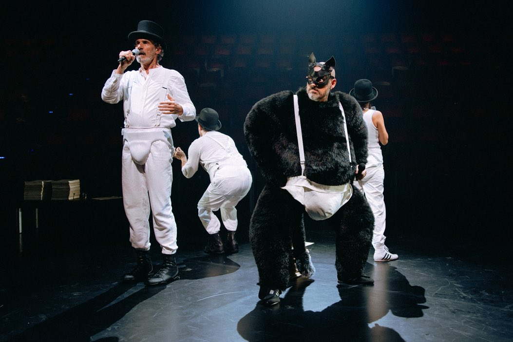 La primera part de ‘El mestre i Margarita’ al <a href="/teatrelliure/">Teatre Lliure</a> m’ha flipat. La segona perd molta força. Tot i que hi ha parts més feixugues, l’adaptació compleix. Francesc Garrido ho borda. Nil Cardoner, Carlota Olcina i Xavi Sáez 🔝