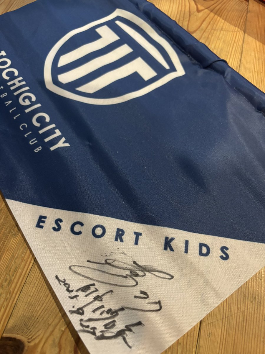 ご縁があり、末っ子エスコートキッズをやらせて頂きました✨どうなるかヒヤヒヤだったけど母の手を離れまさかの<a href="/ppppppppppaulo/">田中パウロ淳一 / Tanaka Paulo Junichi</a> 選手と入場😭❤️気にかけ優しく声をかけてくださる姿に感謝🫶戻ってきた娘が大きく見えた🥺素敵な機会をありがとうございました！#栃木シティ　#田中パウロ淳一