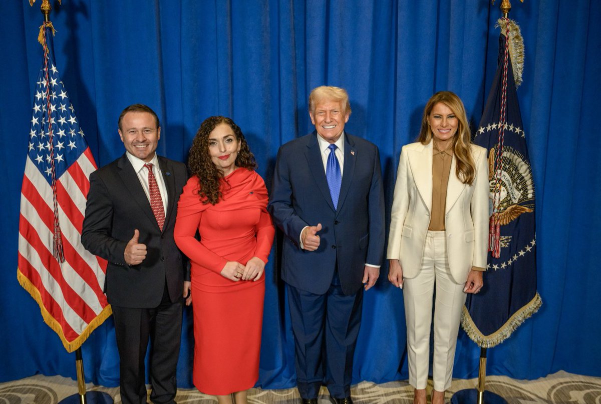 Почитувана Предсдателке, с извинувам што и ја се посомневав дека Трамп и Меламија се восочни фигури. Но голема срамота е што <a href="/VjosaOsmaniPRKS/">Vjosa Osmani</a> и <a href="/ZelenskyyUa/">Volodymyr Zelenskyy / Володимир Зеленський</a> ја искористиле очигледно вашата слика да направат фотомонтажа со Трамп и Меланија

Предлагам одма да се искористат сите