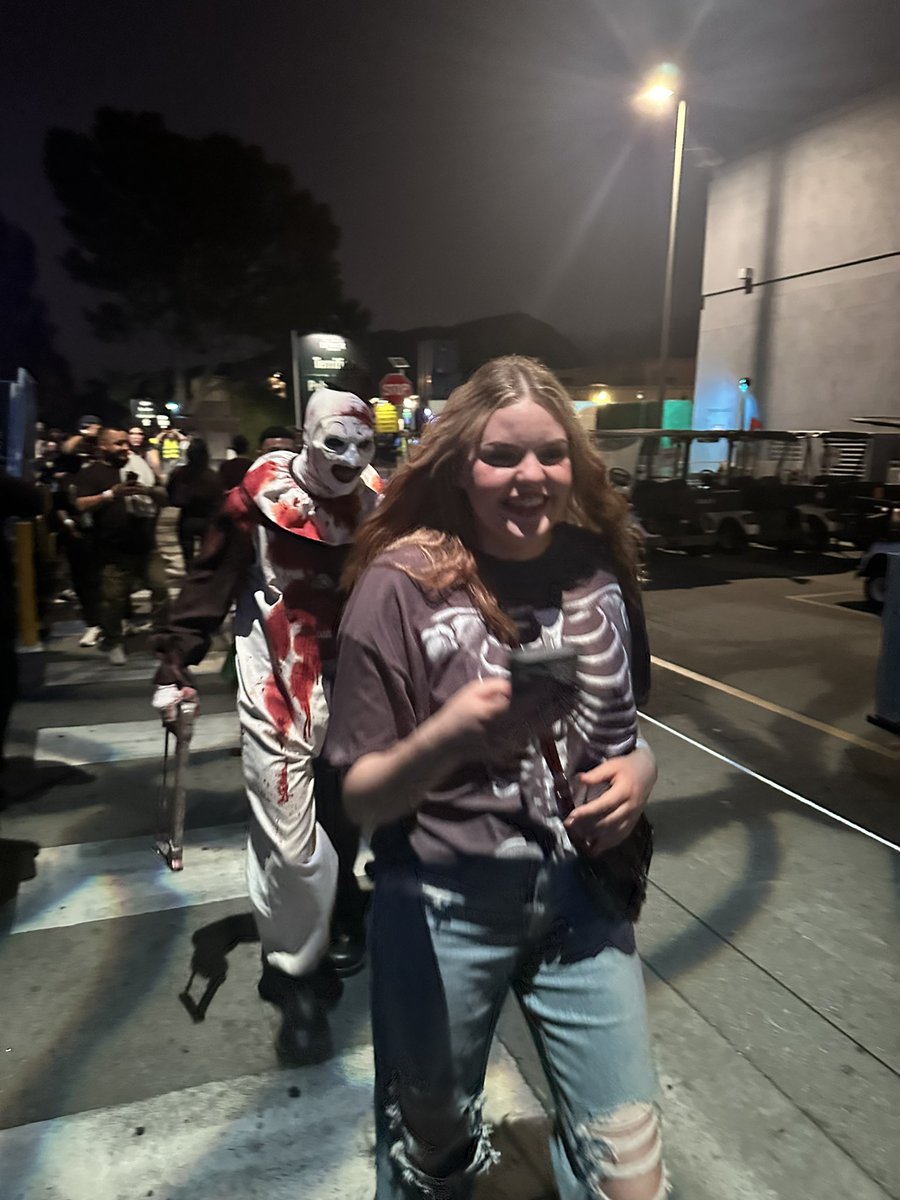 jgriswold729's tweet photo. @HorrorNights was great, though my daughter perished on the backlot. Thanks a lot, @damienleone 🤘😂 https://t.co/b5D3TK58pT