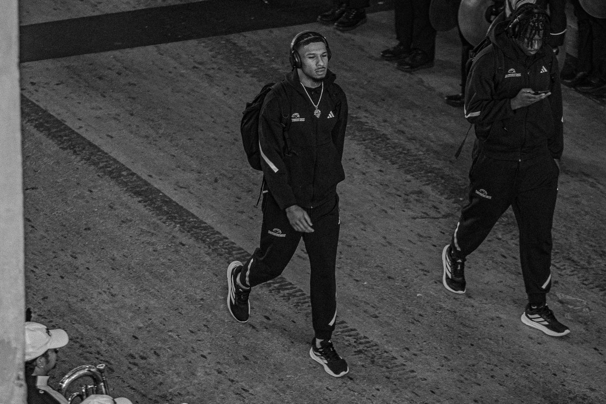 SouthernMissFB's tweet photo. 📍 the Golden Eagles have arrived https://t.co/rCYsKhenBd