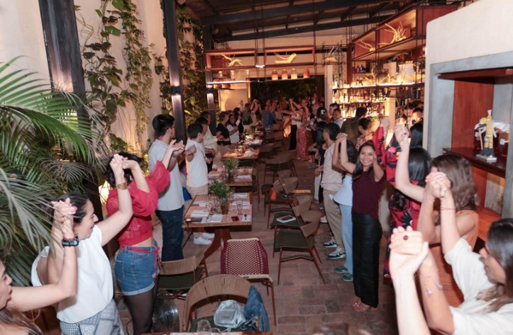 rmc_noticias's tweet image. 📍En Cali, una cena reunió a líderes para hablar de lo que importa: educación sexual, justicia social y derechos.
📊 #LaCenaMásPoderosaDelAño no fue un evento más. Fue un acto de resistencia.
Lee el reportaje aquí 👉 estudiosrmctv.com/2025/09/cali-h…
#EducaciónSexual  #PoderosasColombia