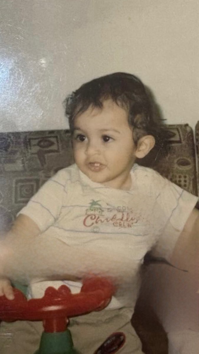 احلامي الي عشتها بالتلاوين
رسمات كانت دون مقصد ورادع

ماكان في بالي ولو بعدها بـ حين
بروي جفاف الروح كاتب وبادع

طفلٍ كبر هاقي فرح عمره سنين
من نخلة الحرمان ما كان قادع 

مابين تلويحة كفوف وتلاحين 
ماكنت اعرف ان فيه "كفٍ يوادع"