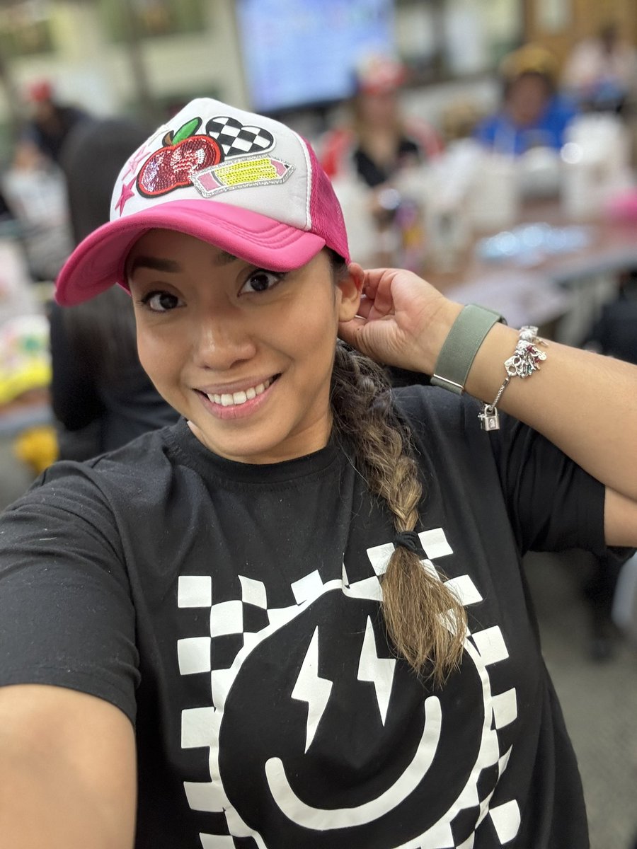 misscaroLJ30's tweet image. ✨Rocking my patch hat today! Every patch tells a story, every story inspires my teaching #TeachInspire #PatchHat
@cgarza0930 @msgracia15
@Leticia_FF77 @KarinaMarin @SaraLeeSanchez2 @marisol_garza_1
@MarlenHinojosa8 #LJTECHi3 @LaJoyaISDEdTech