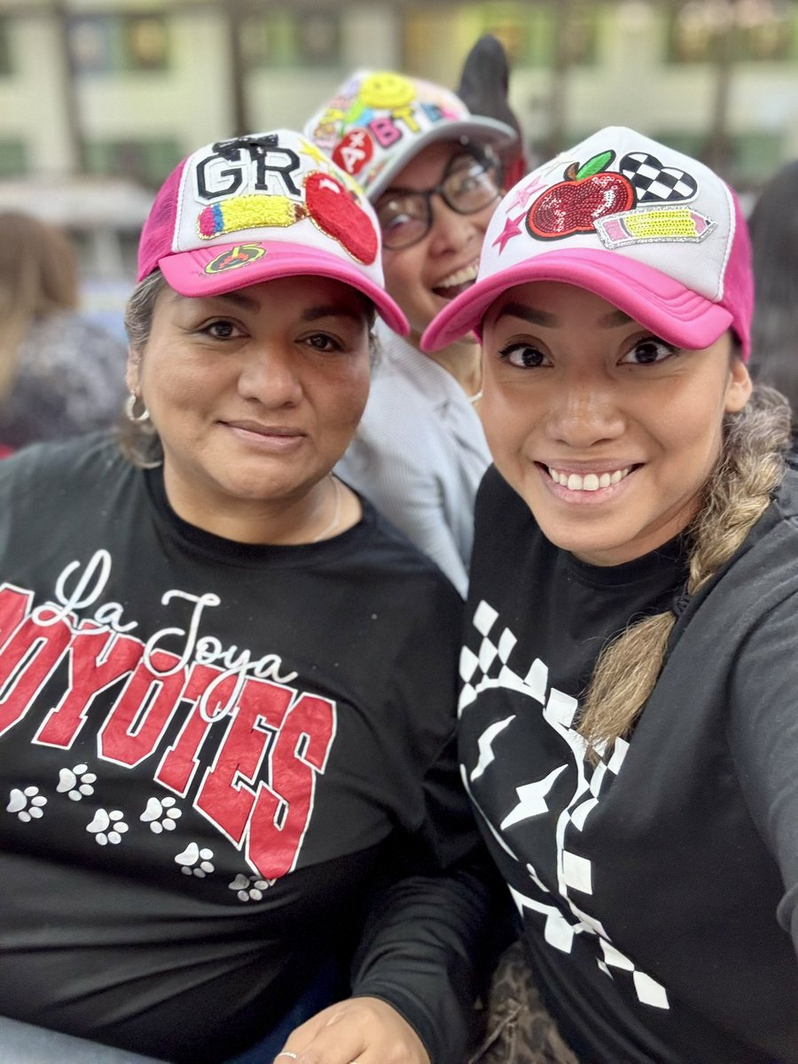 misscaroLJ30's tweet image. ✨Rocking my patch hat today! Every patch tells a story, every story inspires my teaching #TeachInspire #PatchHat
@cgarza0930 @msgracia15
@Leticia_FF77 @KarinaMarin @SaraLeeSanchez2 @marisol_garza_1
@MarlenHinojosa8 #LJTECHi3 @LaJoyaISDEdTech