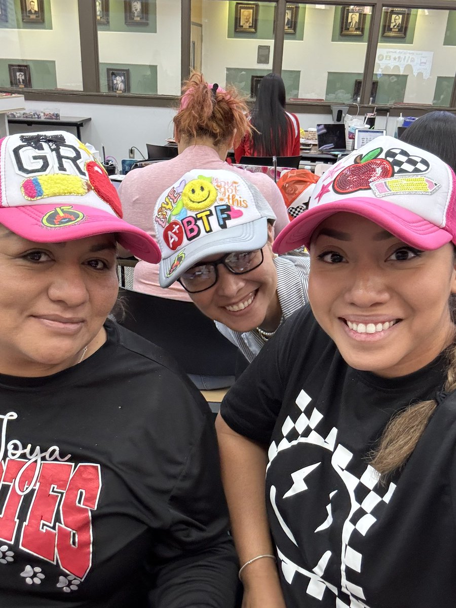misscaroLJ30's tweet image. ✨Rocking my patch hat today! Every patch tells a story, every story inspires my teaching #TeachInspire #PatchHat
@cgarza0930 @msgracia15
@Leticia_FF77 @KarinaMarin @SaraLeeSanchez2 @marisol_garza_1
@MarlenHinojosa8 #LJTECHi3 @LaJoyaISDEdTech