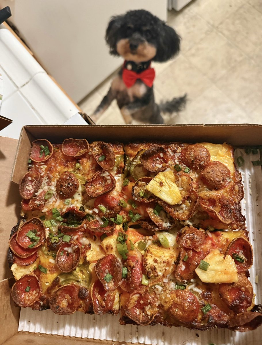 TiffanyFong's tweet image. i’m eating pineapple on pizza to piss you off.