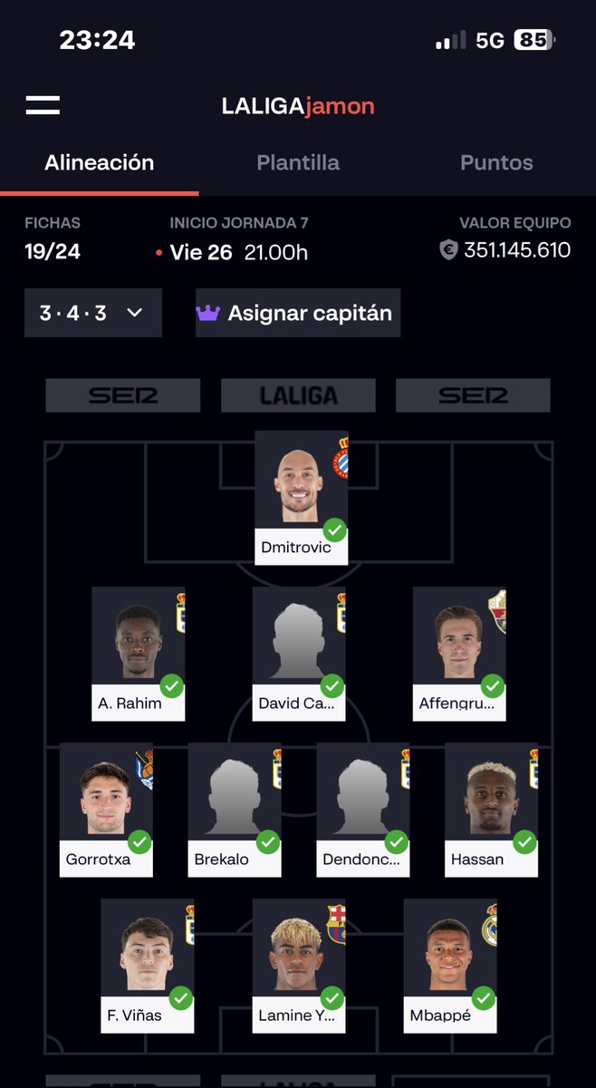 Hassan y por delante dos don nadies, sonrie la redonda