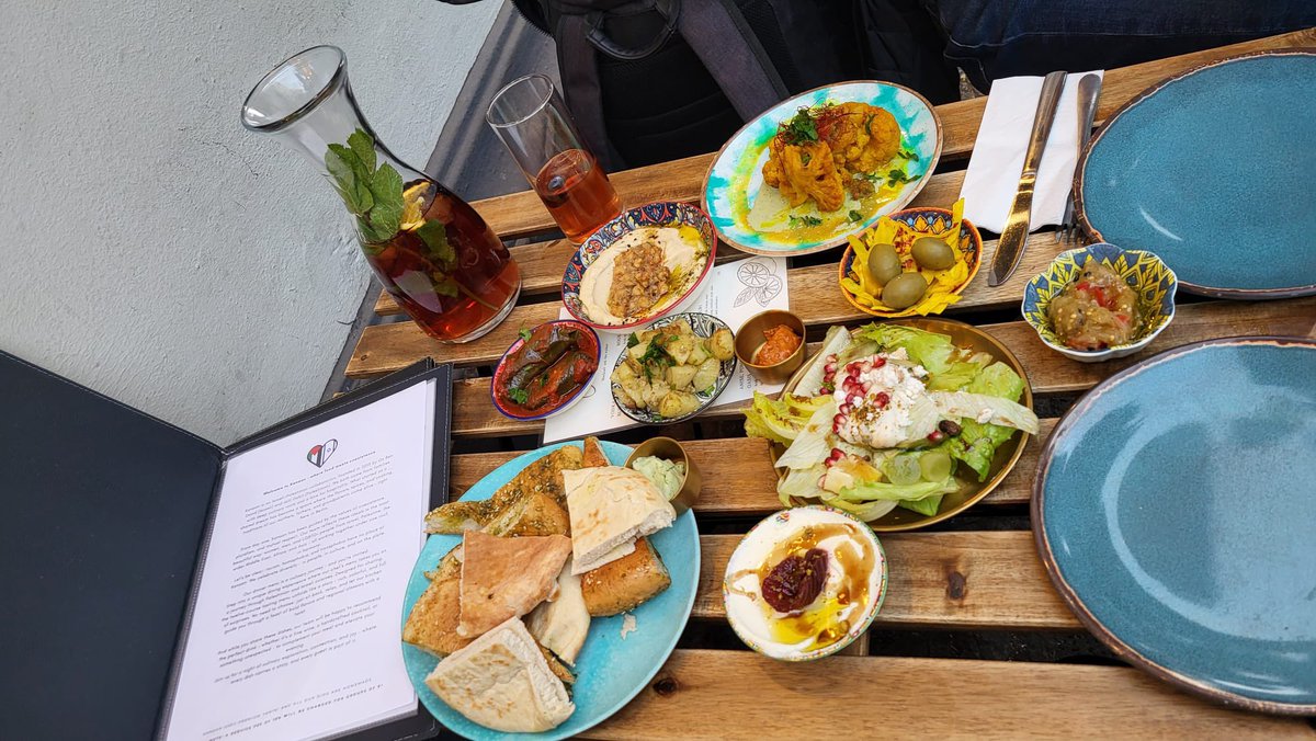 Heute war ein guter Tag Essen zu gehen in einem Restaurant, wo israelisch-palästinensische Koexistenz funktioniert. 
<a href="/KanaanBerlin/">Kanaan Berlin</a> <a href="/DEZi_Brb/">🔴Andrea Johlige</a> 

#b2709