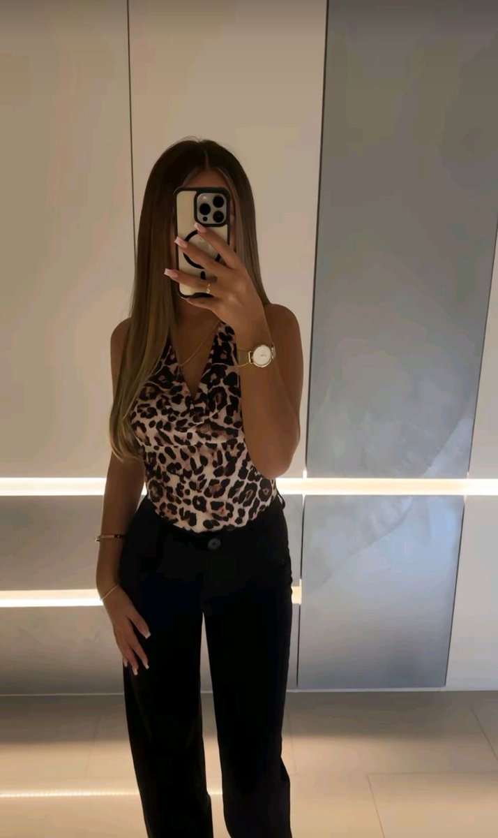 Je te montre mon cul en string ficelle si tu likes 🍑