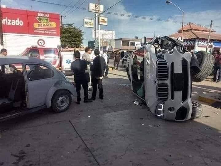 NoSoyBuenaOnda's tweet photo. Volcho alfa, lomo plateado, neumáticos lisos, motor de tren, sin bolsas de aire, vidrios sin perilla, parachoques de titanio, tanque sin reserva, carburador oxidado, desviela choferes, terror de los mustang, tornilleria de adamantium, padrino de Herbie, no debe tenencias, las tenencias le deben a el...
