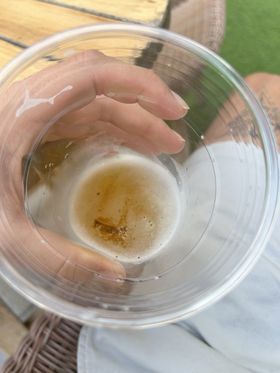 whiteshadow_369's tweet photo. Fly in the beer #partyfoul https://t.co/iiOXspbtNq