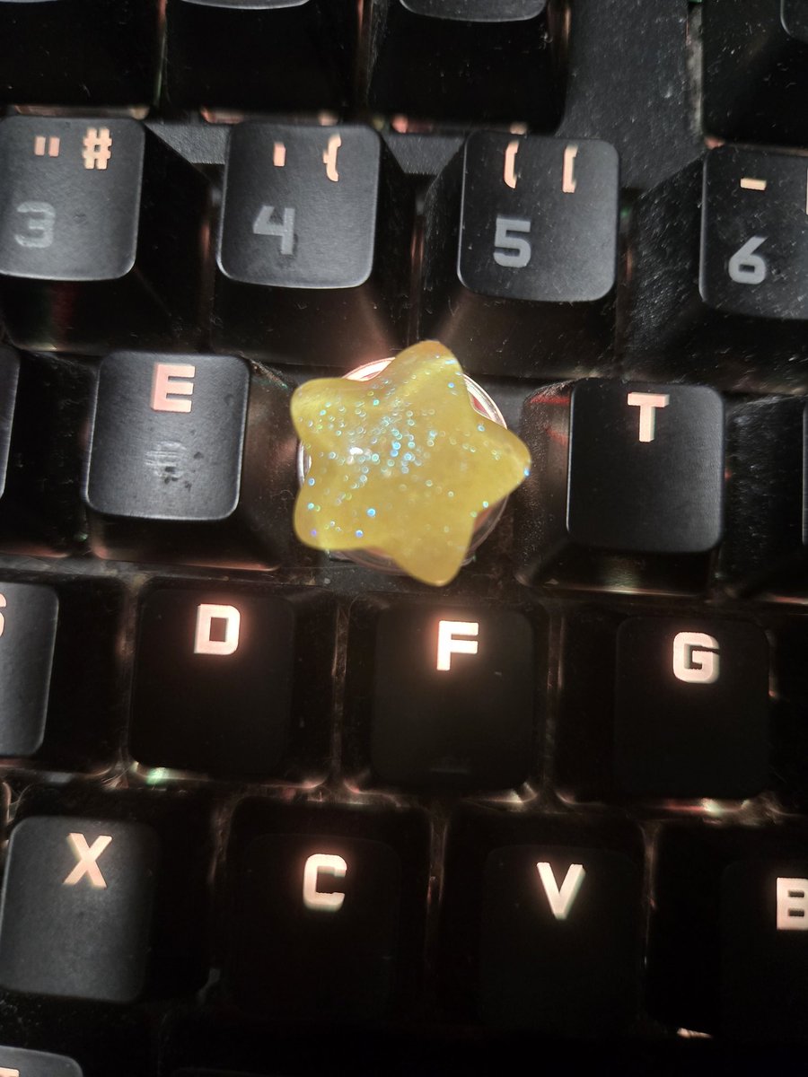 Devinez pourquoi j'ai une touche étoile à la place de ma touche R !✨️

(Oe le clavier est sale mais flemme de le nettoyer !)