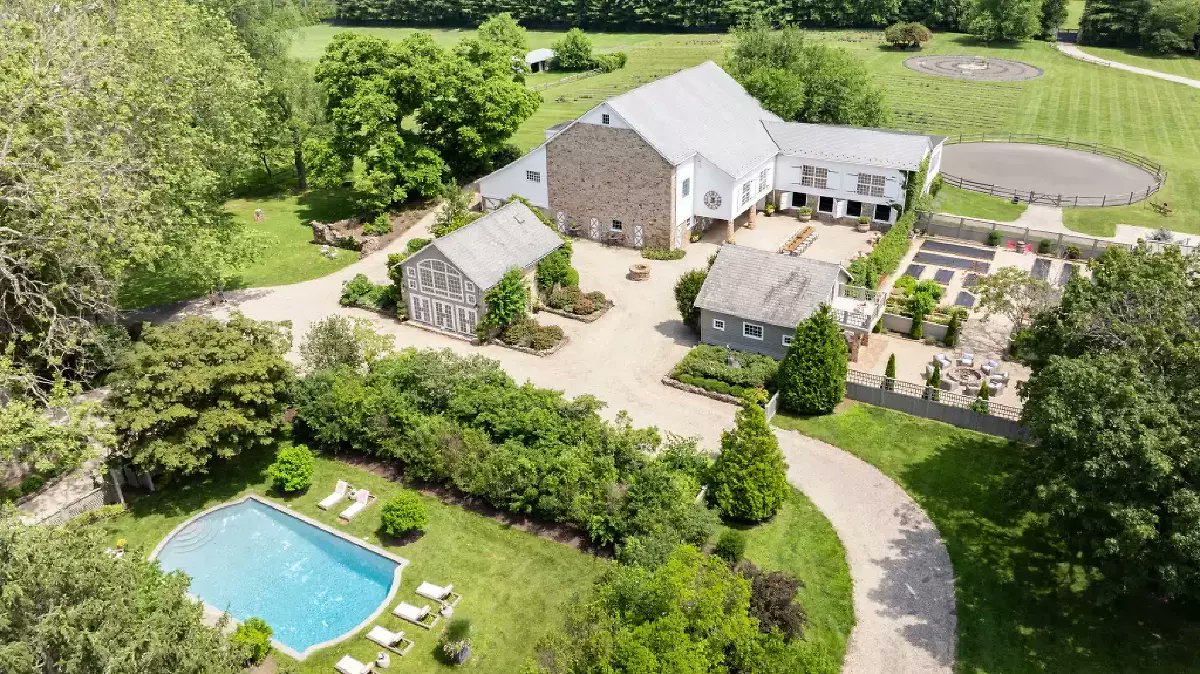 CalgarysHomes's tweet photo. Yolanda Hadid traded catwalks for corn cribs, but now she’s ready to part ways with the Bucks County, Pennsylvania retreat she built into her family’s sanctuary. https://t.co/vYve7euELK https://t.co/KLgvckXWck