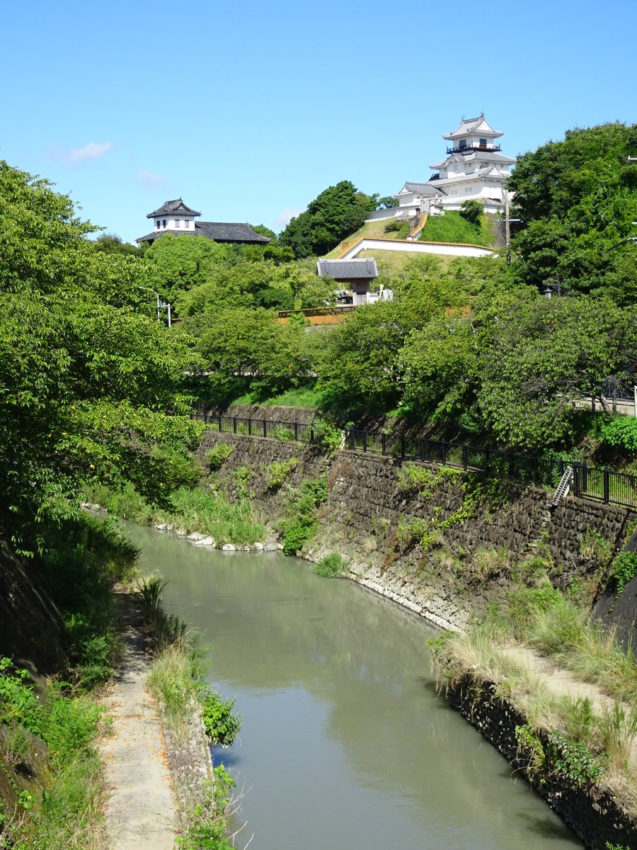 mikawanohide's tweet photo. 静岡県 #掛川市 の #掛川城 天守と南を流れる #逆川（さかがわ）。逆川は川というより谷みたいに深く、まさに天然の #堀。掛川城を南から攻めると逆川を越えて攻めることになるのでちょっと無理かも。 https://t.co/FzeQh6aRWr