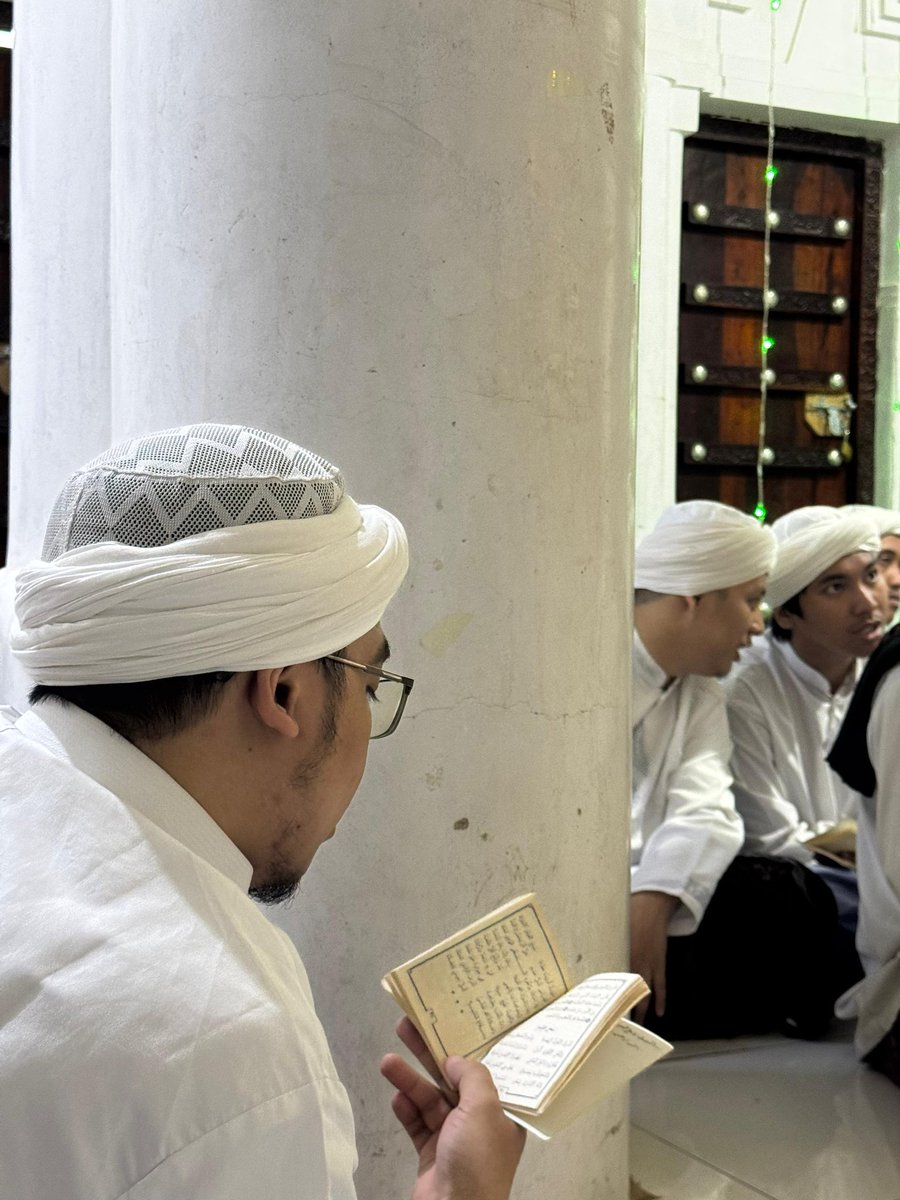 احفظ لسانك لا تقول فتبتلى * ان البلاء موكل بالمنطق

Jagalah lisanmu atau engkau akan diuji, karena ujian itu biasanya datangnya dari ucapan sendiri.

 علي بن حمزة الكسائي (ت ١٨٩)